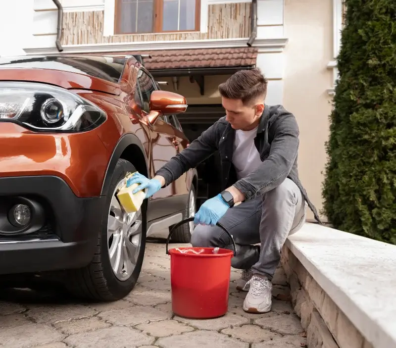 Lavage auto à domicile Noyelles-Godault : professionnel intervenant sur un véhicule